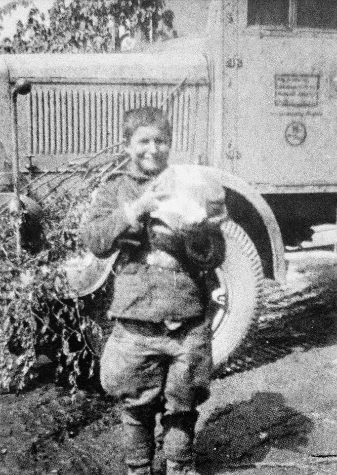 Řevnice, 6. května 1945. Příjezd kolony nákladních automobilů s příslušníky 1. pěšího pluku ROA na náměstí Victoria (dnes Krále Jiřího z Poděbrad).