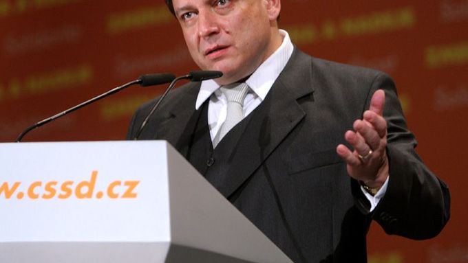 Jiří Paroubek při závěrečné promluvě ke shromážděným straníkům.