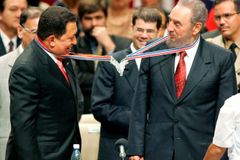 Fidel Castro rozděluje svět i po smrti. Na jeho pohřeb dorazí hollywoodský herec i pobočník Kima