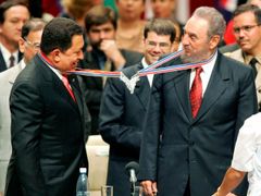 A ještě jednou s přítelém Chávezem. Na snímku ze srpna 2005 oba muži žertují, když se jim navzájem propletli medailony na šerpách.