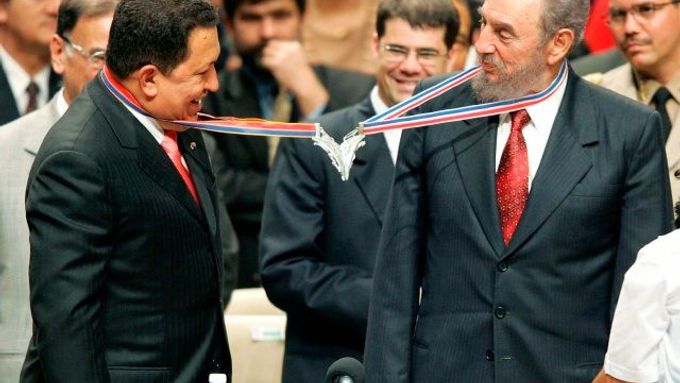 Fidel Castro a Hugo Chávez.