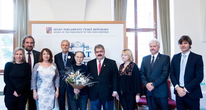 Zleva Kateřina Bursíková Jacques, Přemysl Rabas, místopředsedové Senátu Miluše Horská a Jan Horník, Liou Sia, Michal Canov, Jitka Seitlová, Petr Orel a Marek Hilšer.