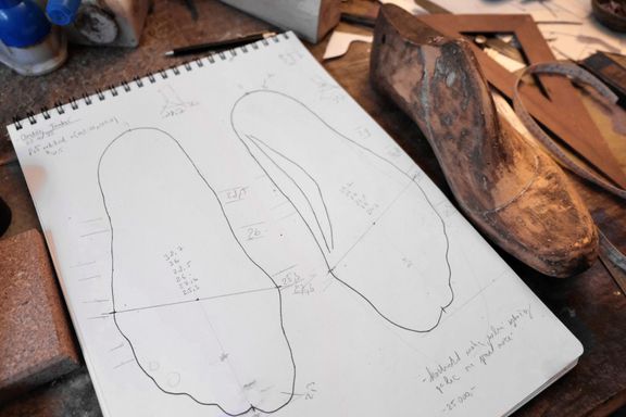 Ševcovské kopyto je vzor ze dřeva, na němž se ručně tvarují svršky bot. Ušití identického páru předchází měření, poznání zákazníka a dvě zkušební verze ušité z odřezků.