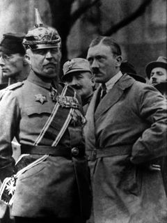Generál Erich Ludendorff (vlevo) a říšský kancléř Adolf Hitler.