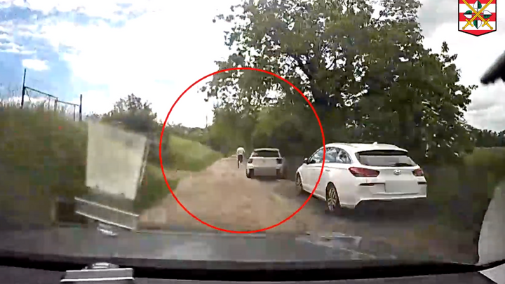 Nepřiměřený zkrat? Muž utíkal před policisty v poli, hrozila mu "jen" pokuta