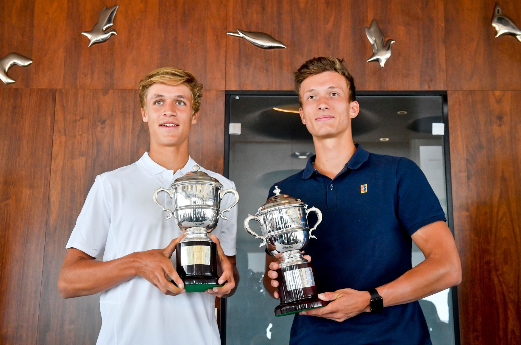 Jiří Lehečka a Jonáš Forejtek s trofejí z Wimbledonu 2019
