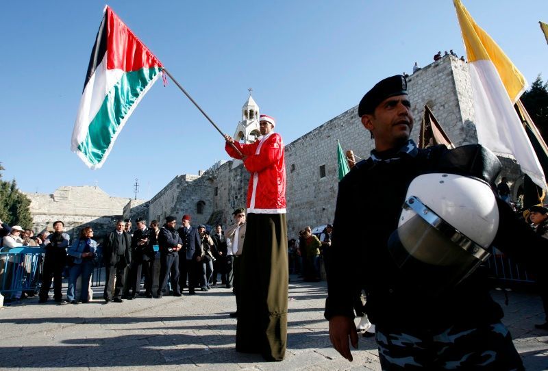 Palestinská vlajka před kostelem Narození Páně v Betlémě