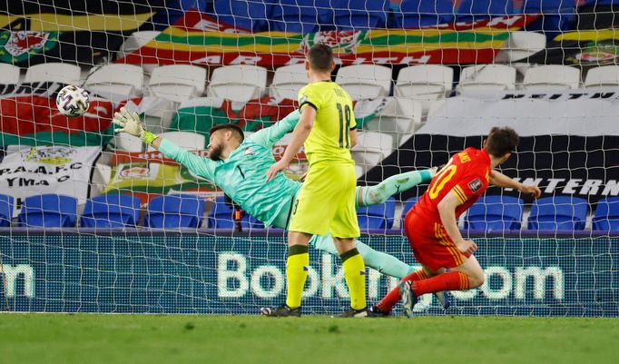 Daniel James dává gól v utkání kvalifikace MS 2022 Wales - Česko