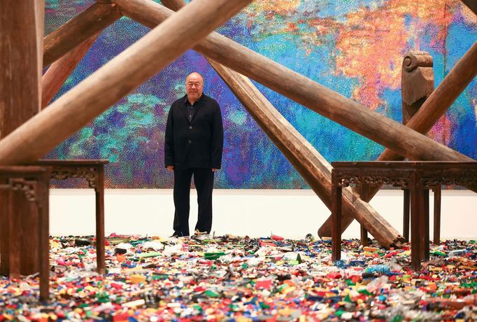 Čínský umělec Aj Wej-wej v Londýně představil své nejnovější dílo, obří skládanku ze stavebnice Lego inspirovanou malbou leknínů od impresionisty Clauda Moneta.