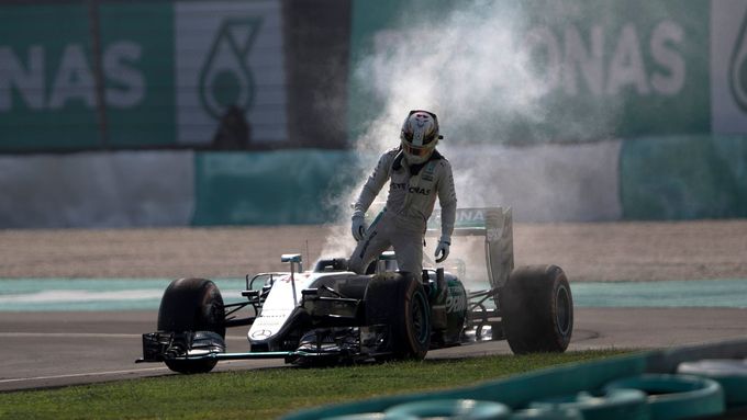 Místo toho, aby se Lewis Hamilton po GP Malajsie vrátil do čela světového šampionátu, ztrácí teď na svého rivala Nica Rosberga 23 bodů.
