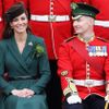 Vévodkyně Catherine na Den svatého Patrika navštívila vojáky z irské gardy