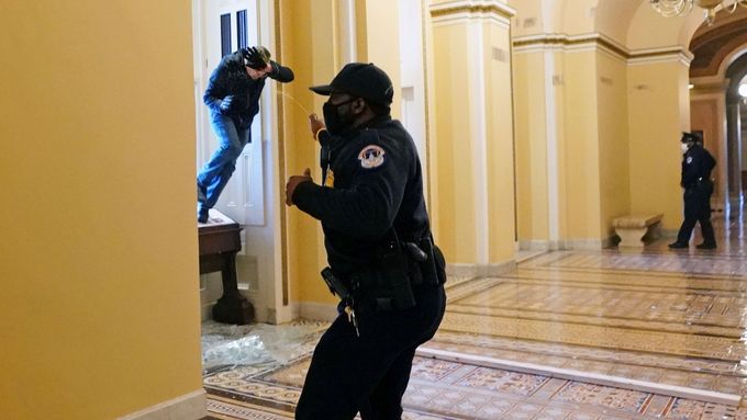 Do budovy Kongresu vtrhli Trumpovi příznivci