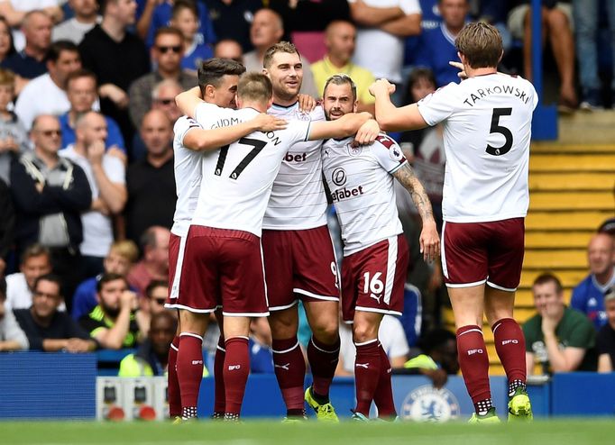 Sam Vokes z Burnley slaví gól v sítí Chelsea