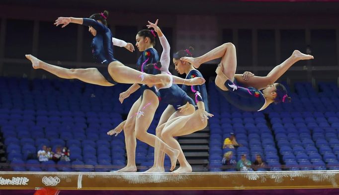 Zoi Mafalda Marques de Lima of Portugal attends a gymnastics training session at the O2 Arena before the start of the London 2012 Olympic Games July 26, 2012. This picture was taken using multiple exposures. REUTERS/Brian Snyder (BRITAIN - Tags: SPORT OLYMPICS SPORT GYMNASTICS) Published: Čec. 26, 2012, 12:17 odp.