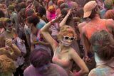 Holi Open Air festival barev byl pojat jako velká taneční party. Vyhrávali zde zahraniční diskžokejové, převážně z Indie.