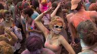 Holi Open Air festival barev byl pojat jako velká taneční party. Vyhrávali zde zahraniční diskžokejové, převážně z Indie.