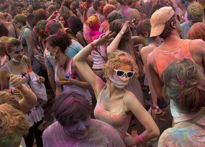 Revellers dance during the Holi festival in Berlin, July 29, 2012. Holi, also known as the festival of colours, is a festival celebrated in India and other Hindu countries that in its original form heralds the beginning of spring. The Berlin event brought Indian Djs, acrobatics and dance to the German capital. REUTERS/Thomas Peter (GERMANY - Tags: SOCIETY) Published: Čec. 29, 2012, 4:21 odp.