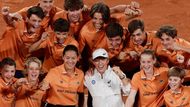 Iga Šwiateková slaví druhý grandslamový titul kariéry. Jednadvacetiletá rodačka z Varšavy uspěla na Roland Garros, stejně jako před dvěma lety. Zatímco tehdy byl její triumf naprostou senzací, nyní splnila úlohu ultimátní favoritky.