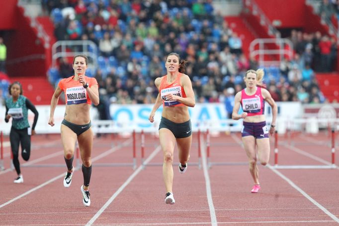 Zlatá tretra 2015. Disciplínu 400 m překážky vyhrála Zuzana Hejnová z ČR (uprostřed). Vlevo Denisa Rosolová (rovněž z ČR), vpravo Eilidh Childová z Británie.