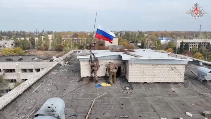 Rusové vztyčili vlajku na střeše v dobytém Selydove.