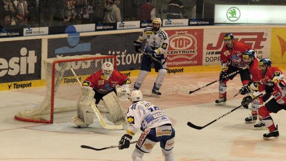 Finále play off začalo zostra. Přestřelkou a neuvěřitelným gólem