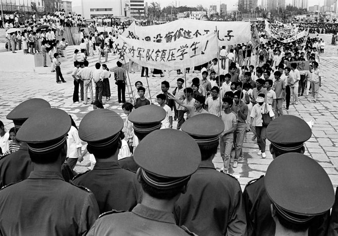 Dobové foto pořízené v roce 1989 v Pekingu v Číně. Připomínka masakru na náměstí Nebeského klidu, ke kterému došlo zejména v rozmezí 3. a 4. června roku 1989.