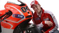 04 Andrea Dovizioso (Itálie, Ducati). Zkušený, ale stále ještě relativně mladý  jezdec vyměnil satelitní Yamahu za tovární Ducati. Být nástupcem Rossiho, to je pro každého Itala velká čest a výzva v jednom. Statistika v MotoGP před sezonou 2013: 88 odjetých Velkých cen, 1 vítězství, 1 pole position, 986 bodů.