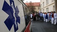 Zaměstnanci jsou značně znepokojeni, domluvili si přes e-mail na poledne krátký tichý protest před budovou ústavu.