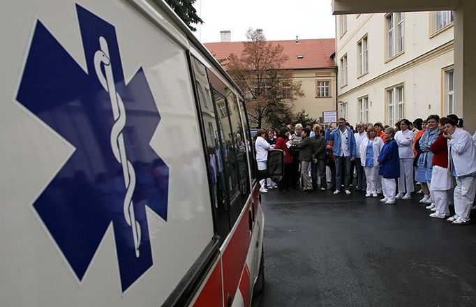 Zaměstnanci jsou značně znepokojeni, domluvili si přes e-mail na poledne krátký tichý protest před budovou ústavu.