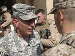 Na dnešní schůzku míří i šéf velitelství Střed David Petraeus, donedávna nejvyšší velitel jednotek USA v Iráku