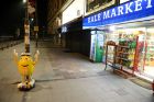 Turecký Izmir. V noci po příletu. Ve čtyřapůlmilionovém přístavu Izmir je registrováno přibližně 80 000 běženců, převážně ze Sýrie.