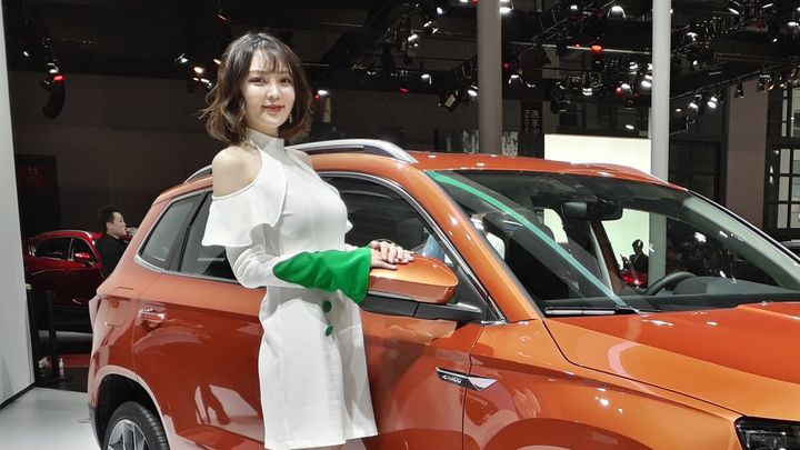 Nová auta a krásné hostesky. Tradiční spojení na autosalonu v Šanghaji stále funguje
