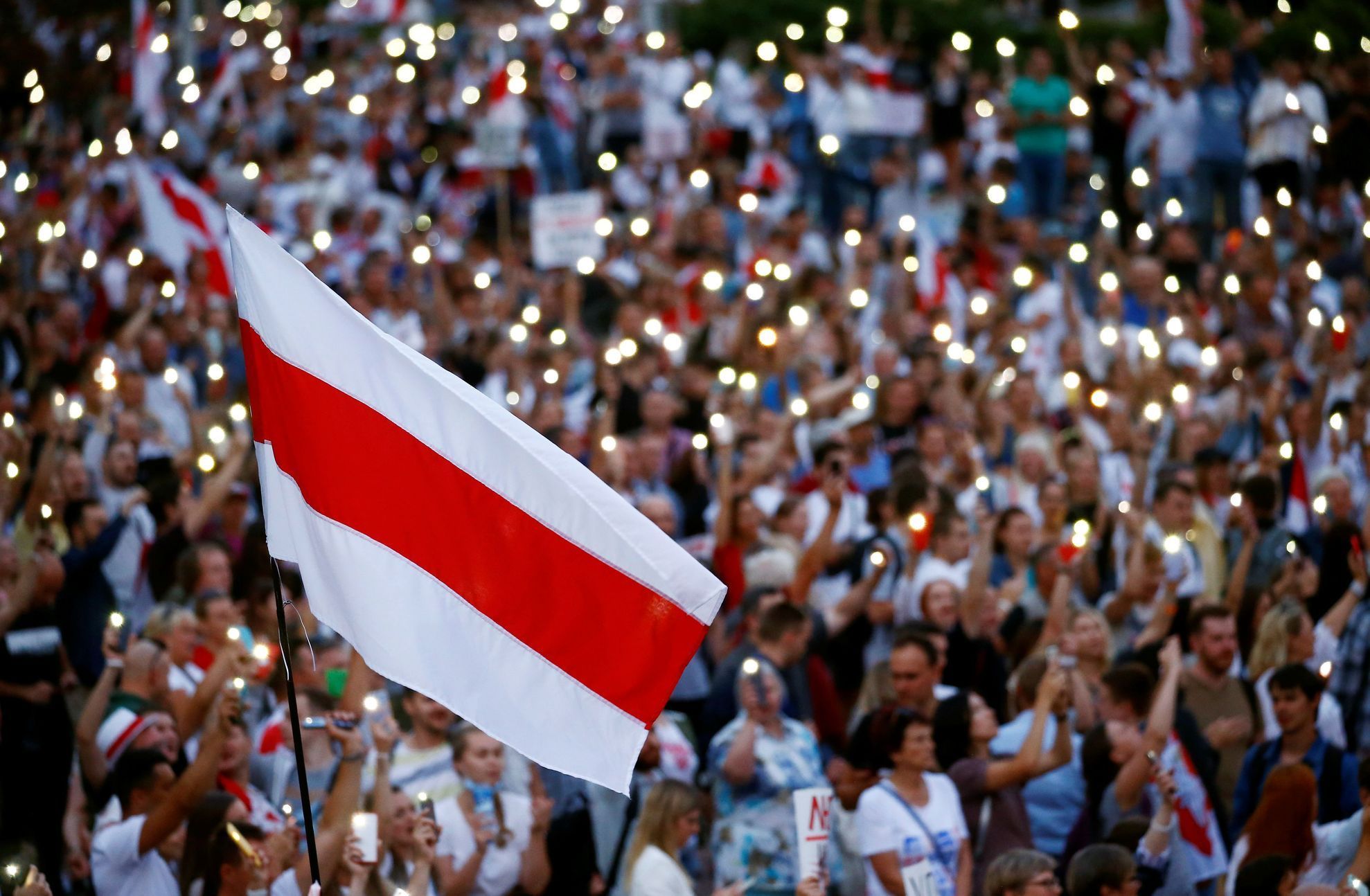 Bělorusko vlajka demonstrace protest