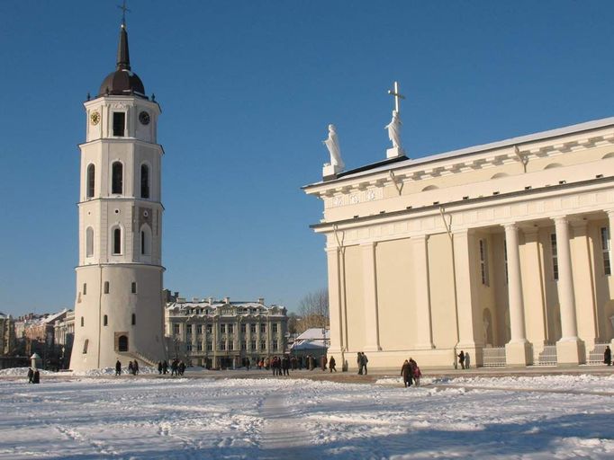 Arkikatedros aikštė, hlavní náměstí ve Vilniusu. Kvůli arktickému mrazu tu na mnoho turistů nenarazíte, ani v teplejších měsících se tu však nesetkáte s davy, na které jsme zvyklí z hlavního města Česka...