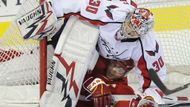 Parádní start do sezony prožíval Michal Neuvirth. Ten dostal šanci poprat se o místo jedničky Washingtonu Capitals a dlouho to vypadalo, že si jej udrží. Pak ale přišly horší časy, Neuvirthovi klesla úspěšnost, a místo něj chytal jeho konkurent Semjon Varlamov. Jenže se nedařilo ani jemu, a tak zatím jak Washington, tak jeho brankáři tápou.