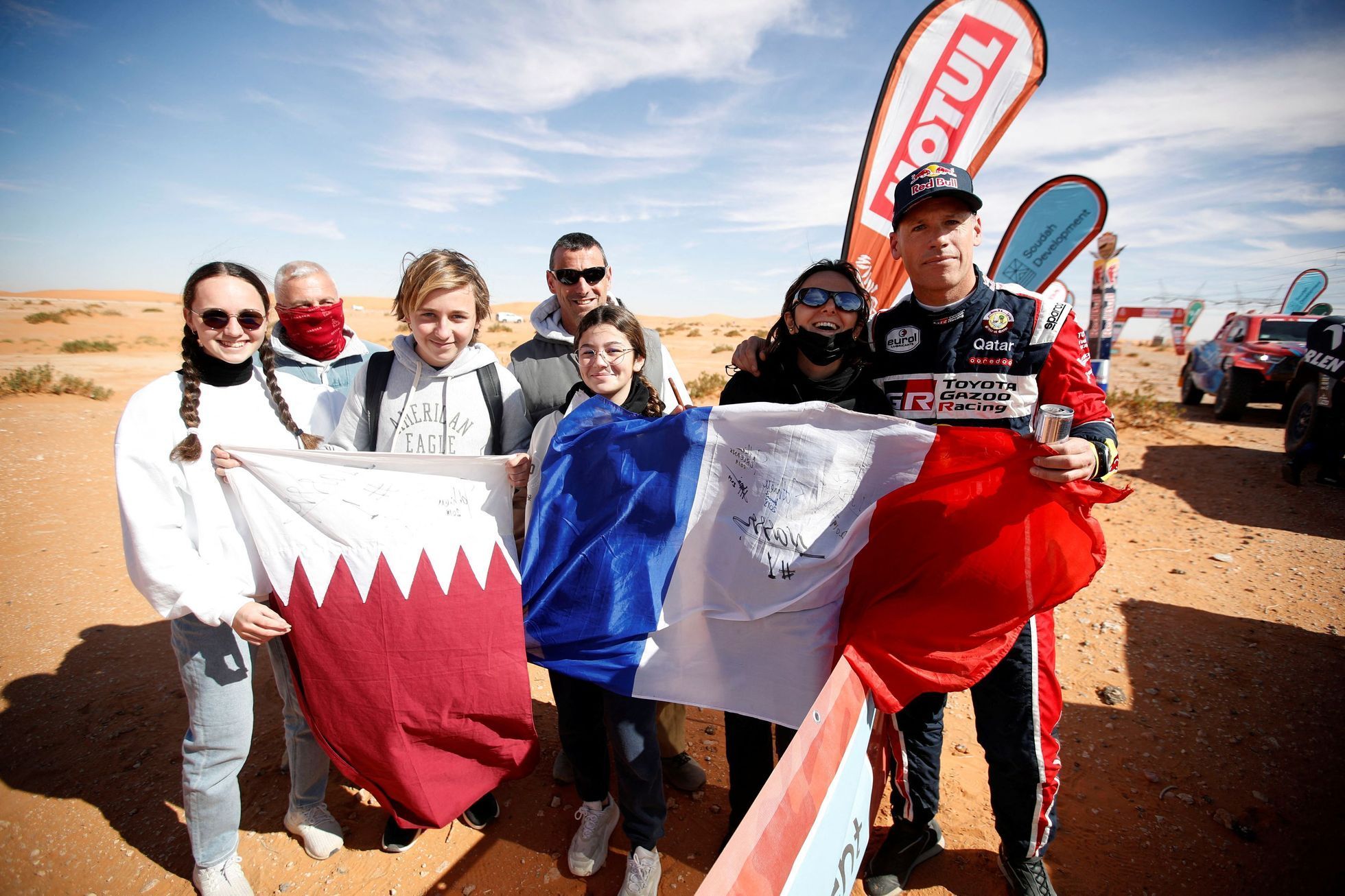 Navigátor Matthieu Baumel s rodinou na Rallye Dakar 2022