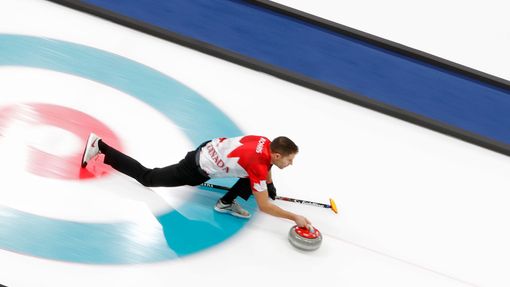 John Morris z Kanady při soutěži mixů v curlingu na olympiádě v Pchjongčchangu