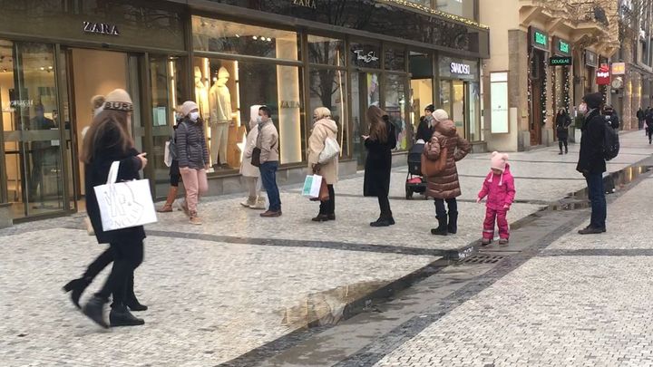 Před obchody se tvoří první fronty. Zatím ale vládne klid před odpolední špičkou