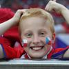Český fanoušek slaví vítězství nad Polskem v utkání skupiny A na Euru 2012