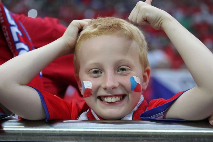 Český fanoušek slaví vítězství nad Polskem v utkání skupiny A na Euru 2012.