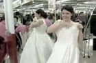 Video: Americký běh o svatební šaty