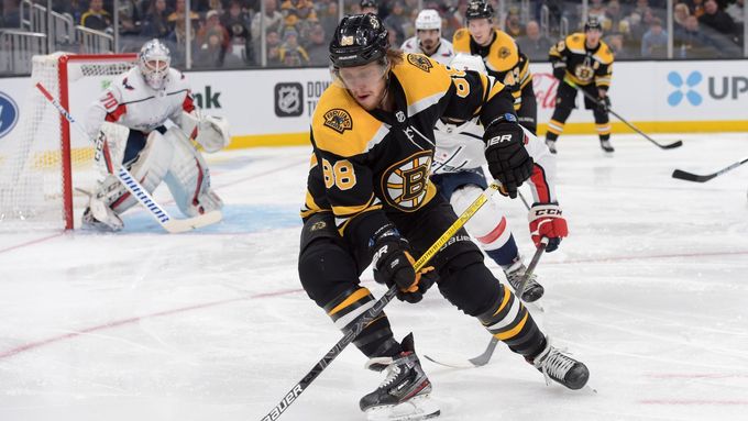 Bostonský David Pastrňák se 17 góly stále vévodí pořadí střelců v NHL.