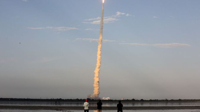 Indie vypustila na oběžnou dráhu třítunový komunikační satelit. Použila k tomu šestitunovou raketu.