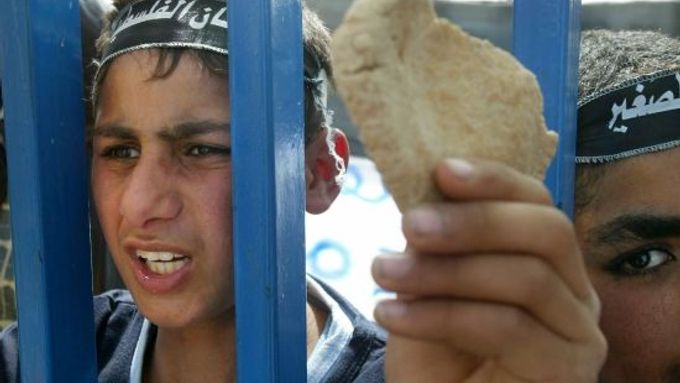 Palestinský chlapec v uprchlickém táboře v Rafáhu protestuje proti uzavření hraničního přechodu Karni