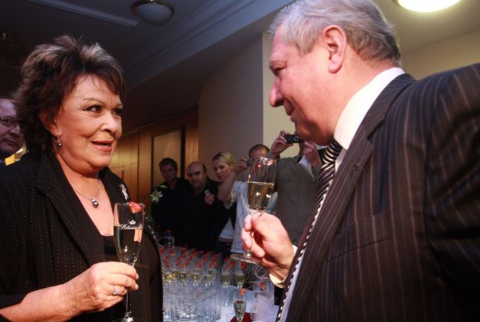 Na narozeninové oslavě Miroslava Šloufa, bývalého poradce Miloše Zemana, září 2008.