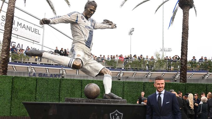 David Beckham pózuje před svojí sochou u stadionu Los Angeles Galaxy.
