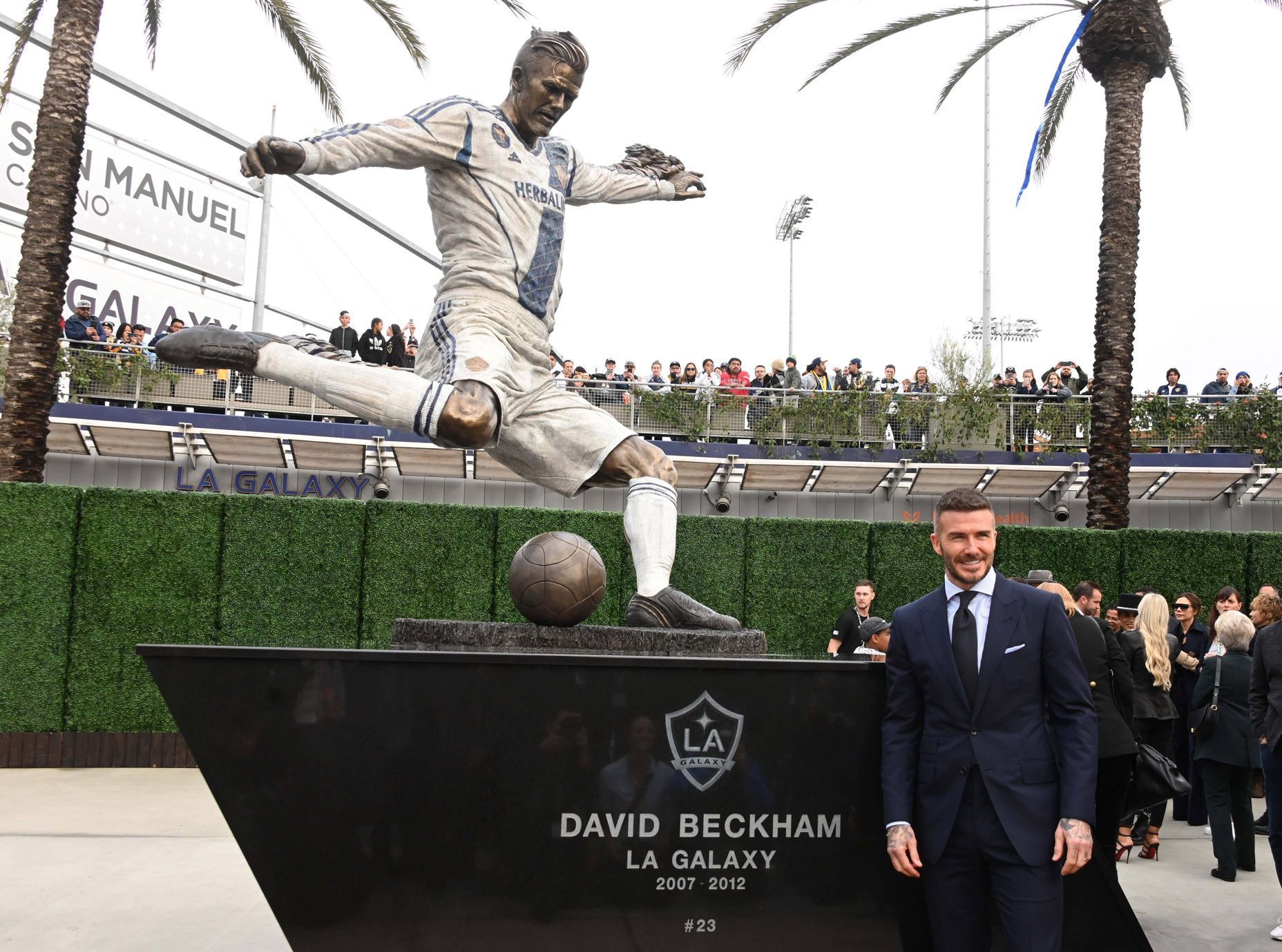 David Beckham pózuje před svojí sochou u stadionu Los Angeles Galaxy