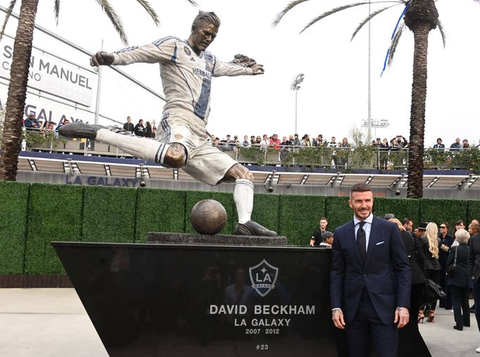 David Beckham pózuje před svojí sochou u stadionu Los Angeles Galaxy.