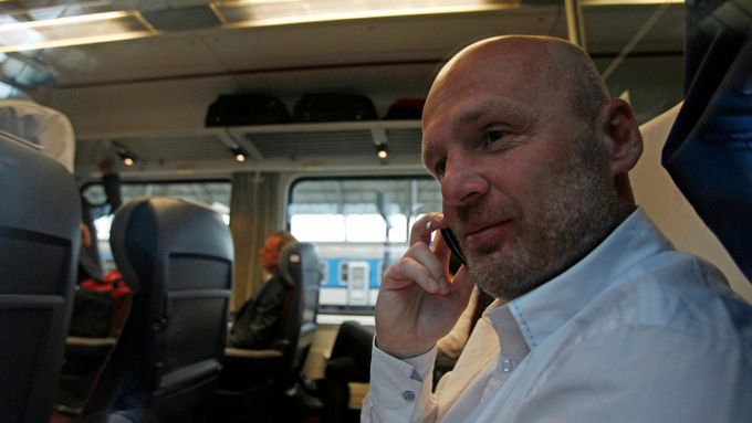 Michal Bílek ve vlaku, který odvezl český tým do Vratislavi