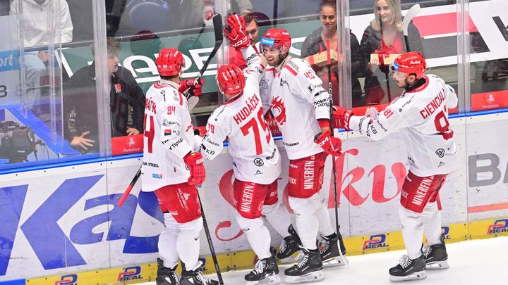 Velkolepý šlágr. Pardubice vyrovnaly ze stavu 0:4, stejně ale slavil Třinec; Zdroj foto: ČTK